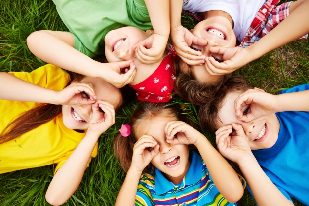 children-playing-grass_1098-504